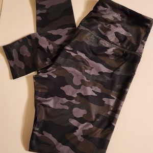 SO Camo Leggings Womens Size Large 4½ Wide Waistband